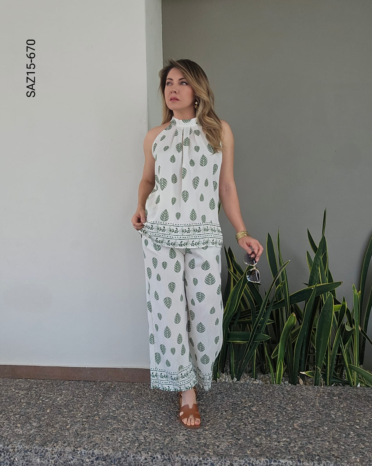 Set blusa cuello halter y pantalon recto O 670
