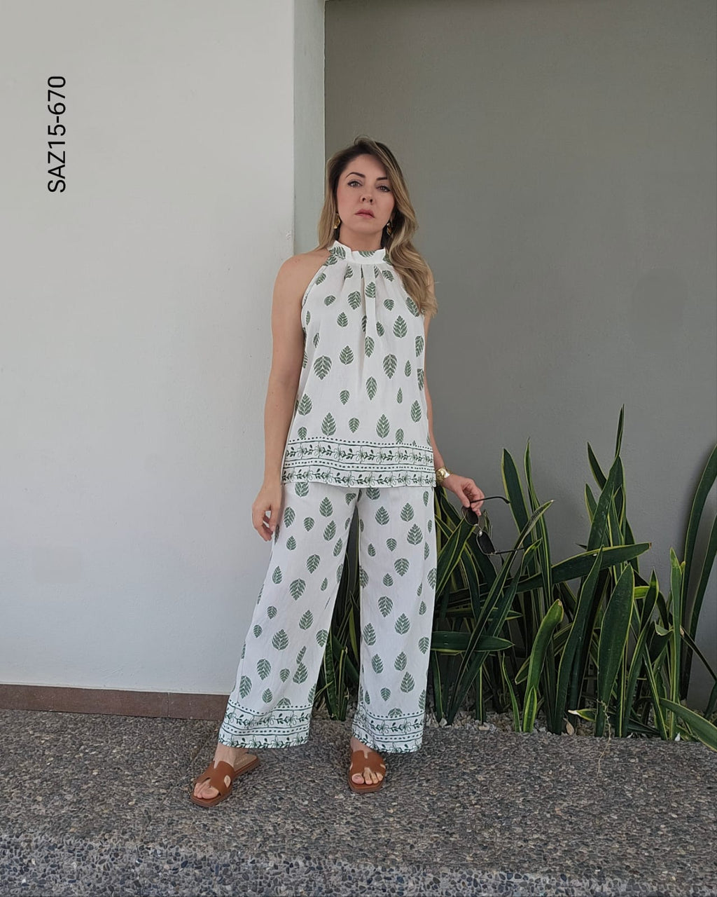 Set blusa cuello halter y pantalon recto O 670