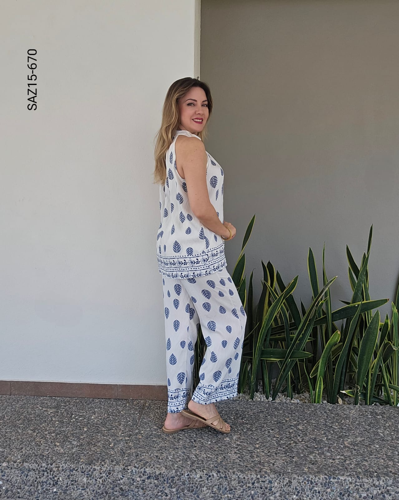 Set blusa cuello halter y pantalon recto O 670