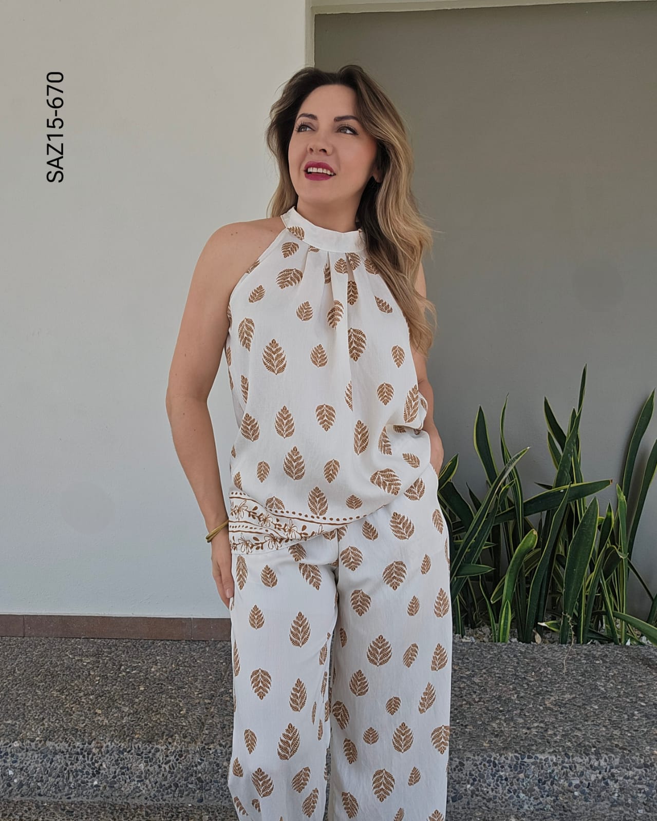 Set blusa cuello halter y pantalon recto O 670