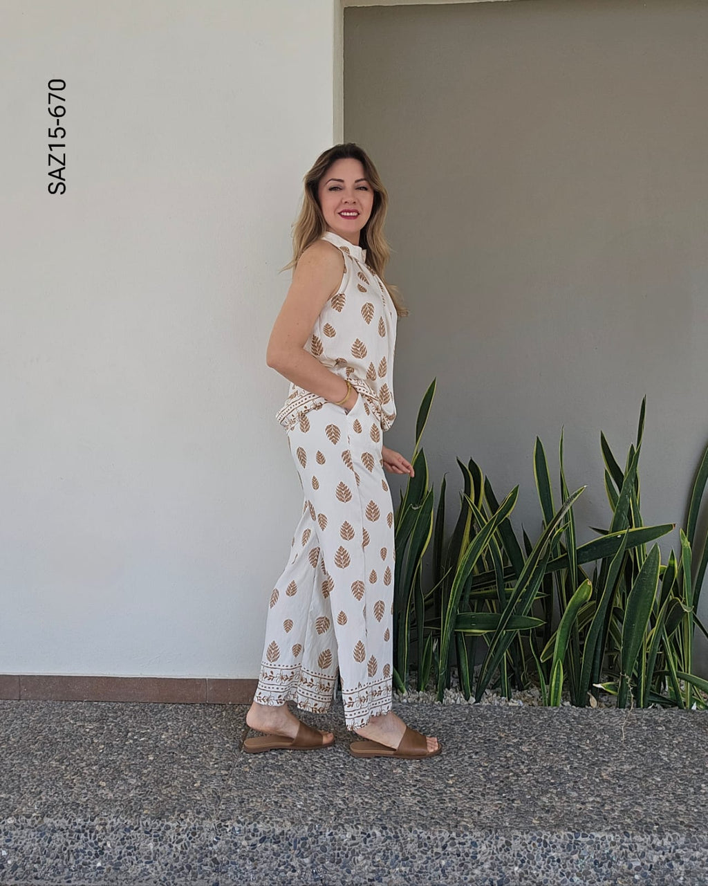 Set blusa cuello halter y pantalon recto O 670