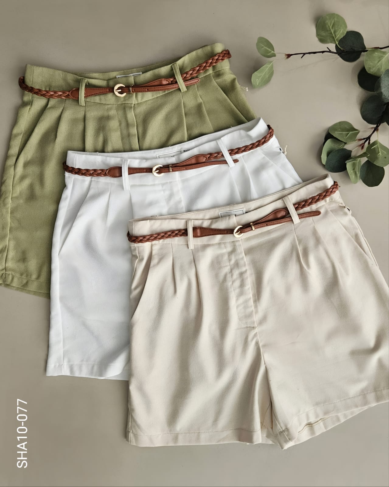 Short con patoles frontales y cinto trenzado  J 077
