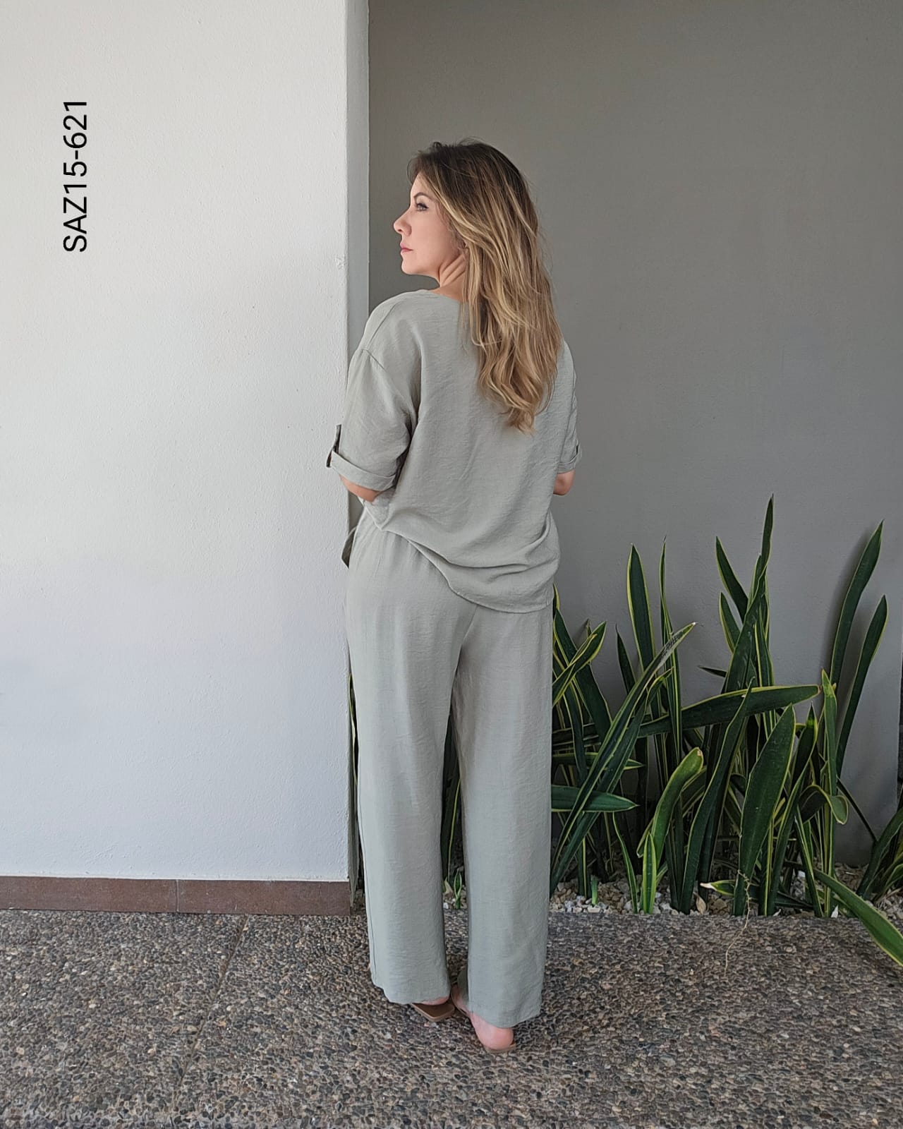 Set monocromático de blusa y pantalón O 621
