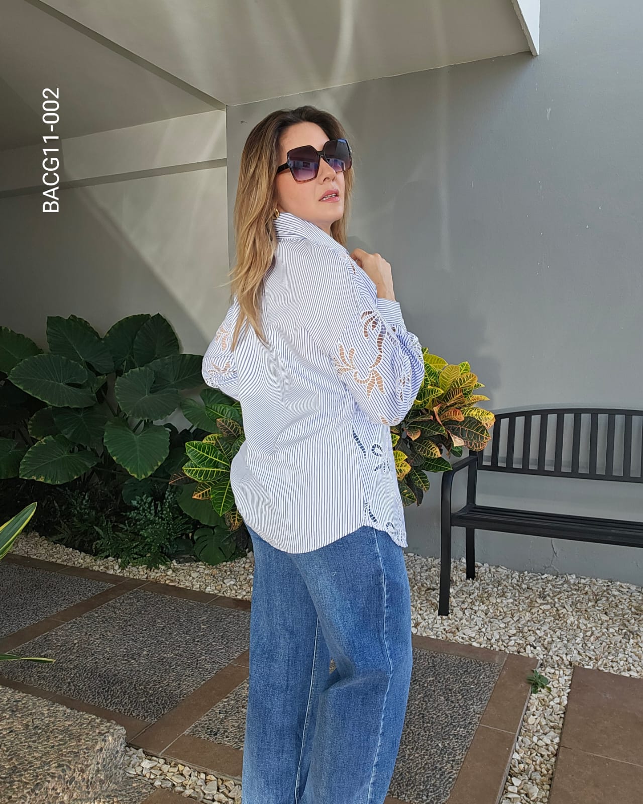 Blusa a rayas verticales bordado floral K 002