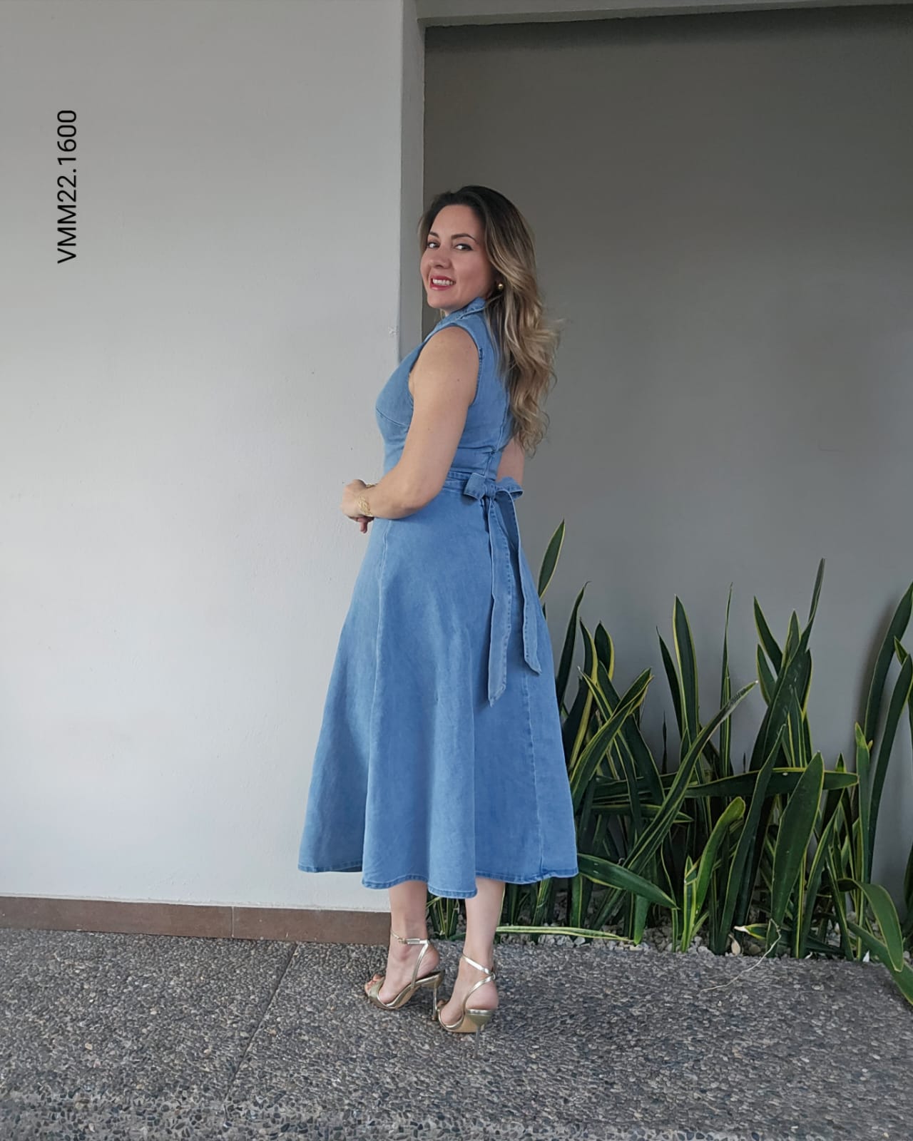 Vestido midi de mezclilla sin mangas V 1600