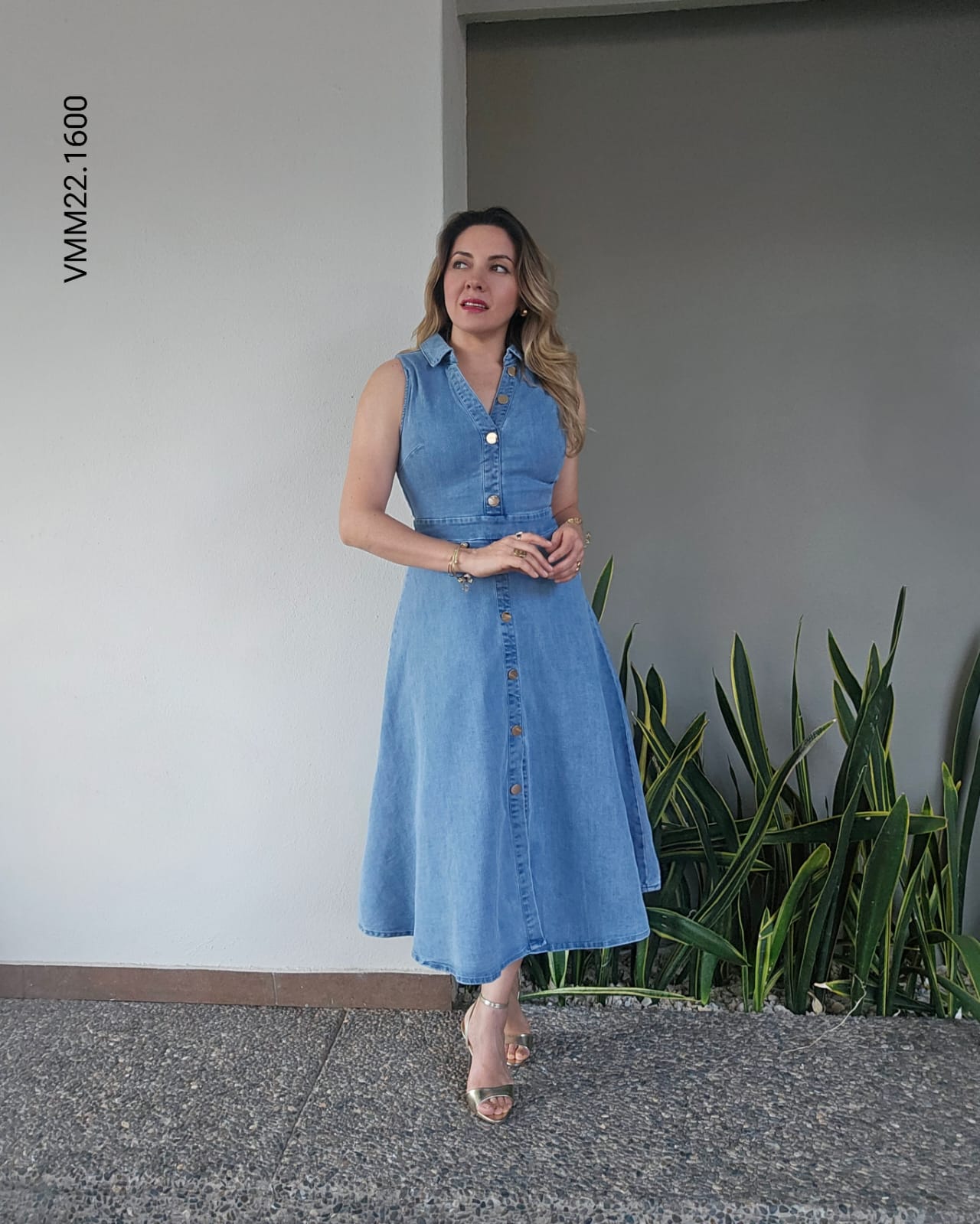Vestido midi de mezclilla sin mangas V 1600