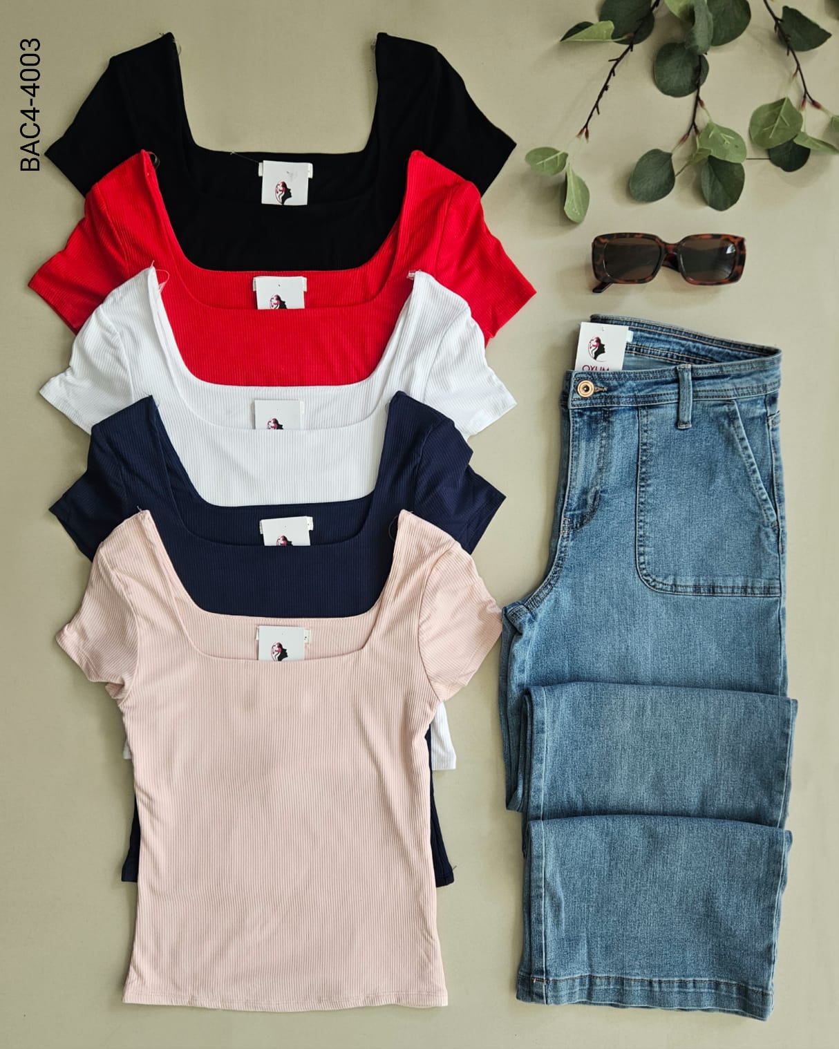 Blusa acanalada con cuello cuadrado  D 4003