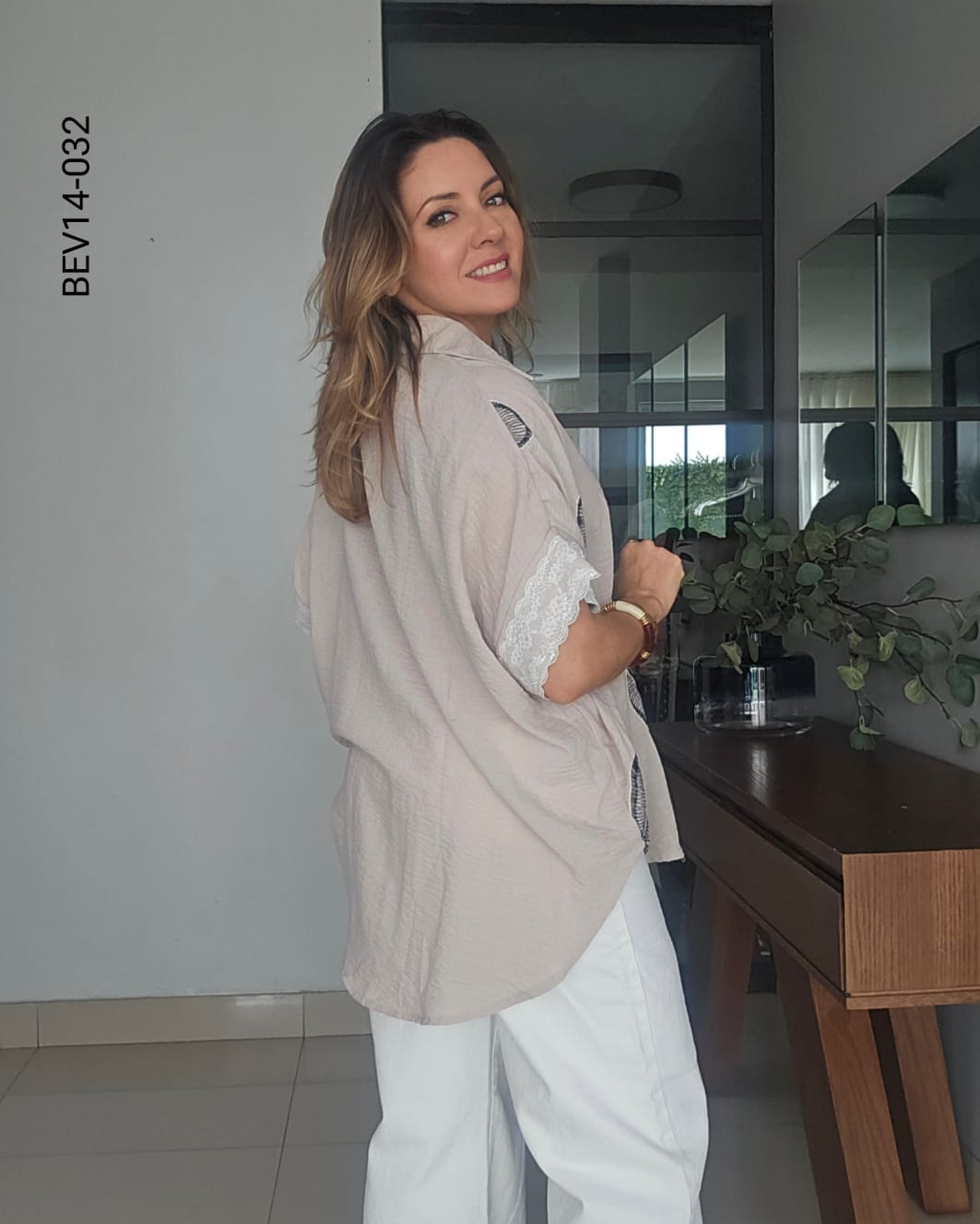 Blusa camisera con mangas en encaje N 032