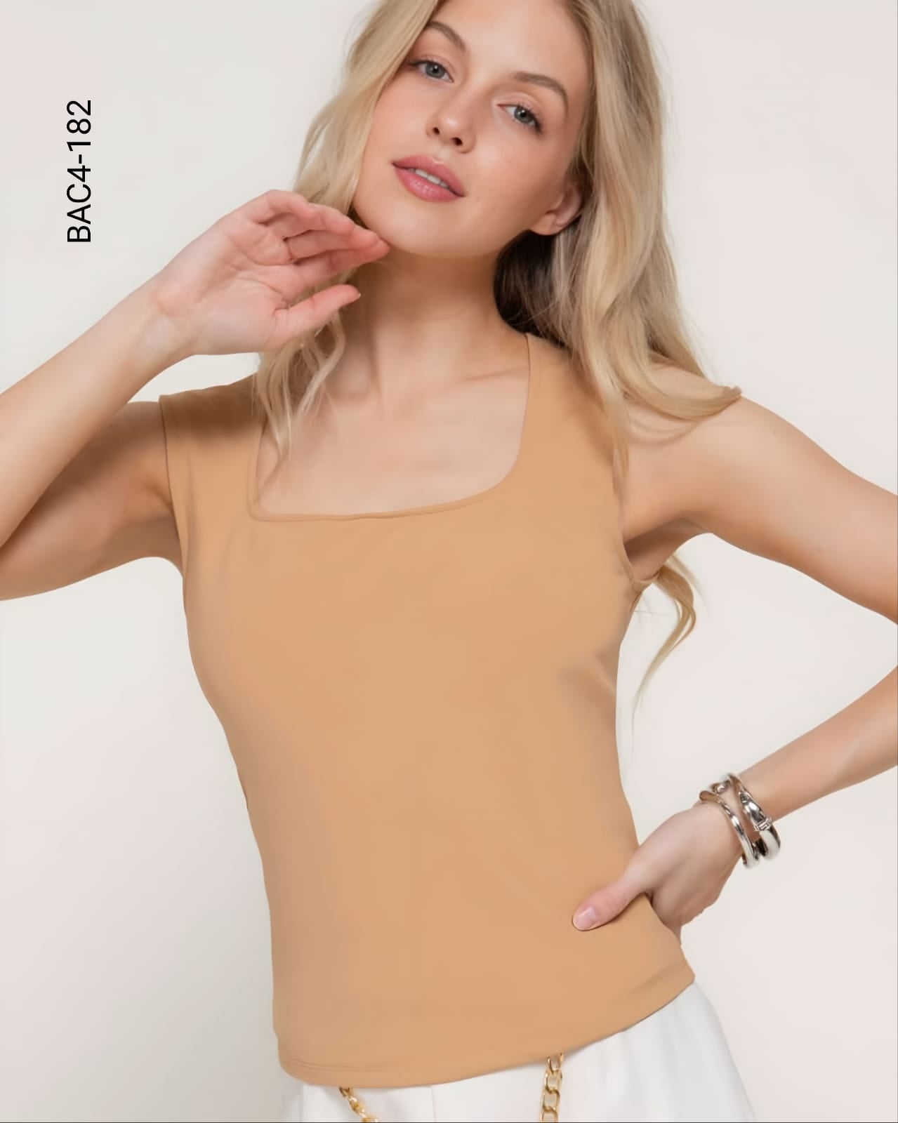 Blusa slim fit escote cuadrado D 182