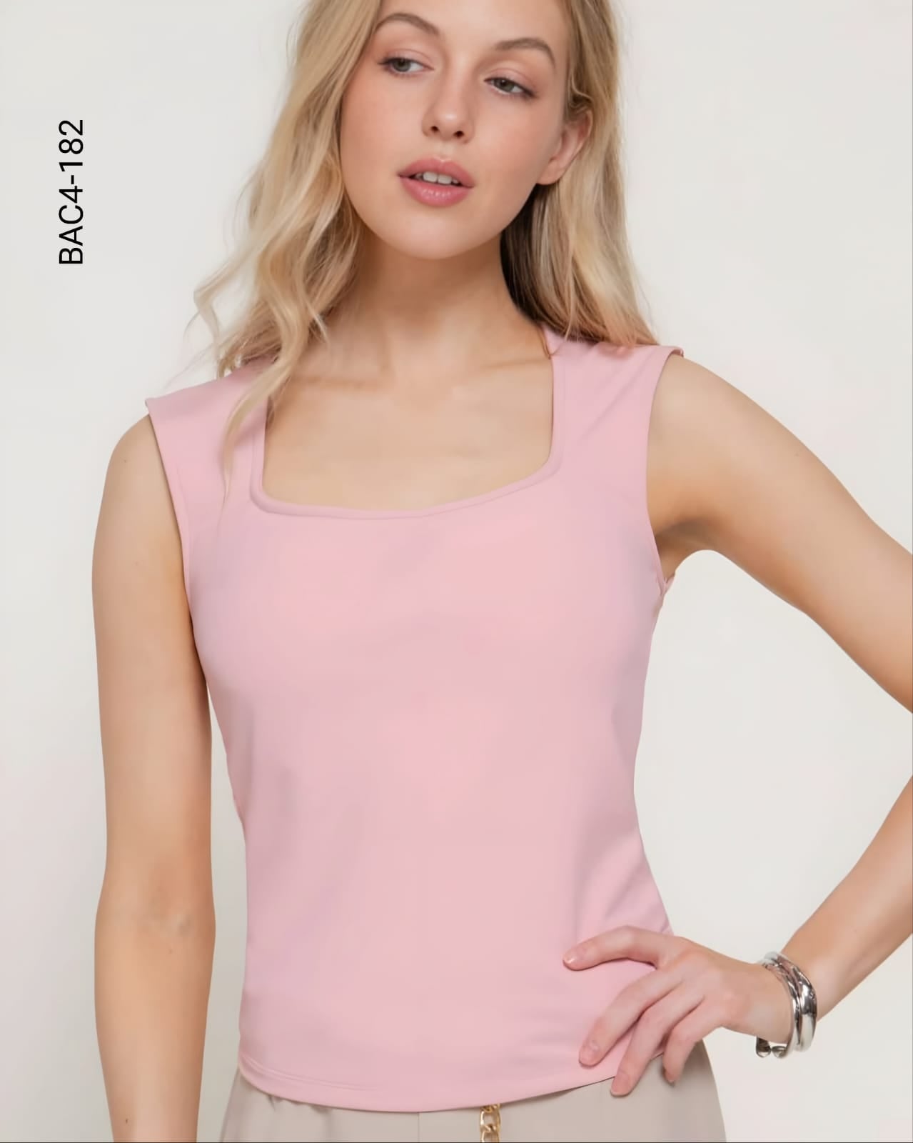 Blusa slim fit escote cuadrado D 182