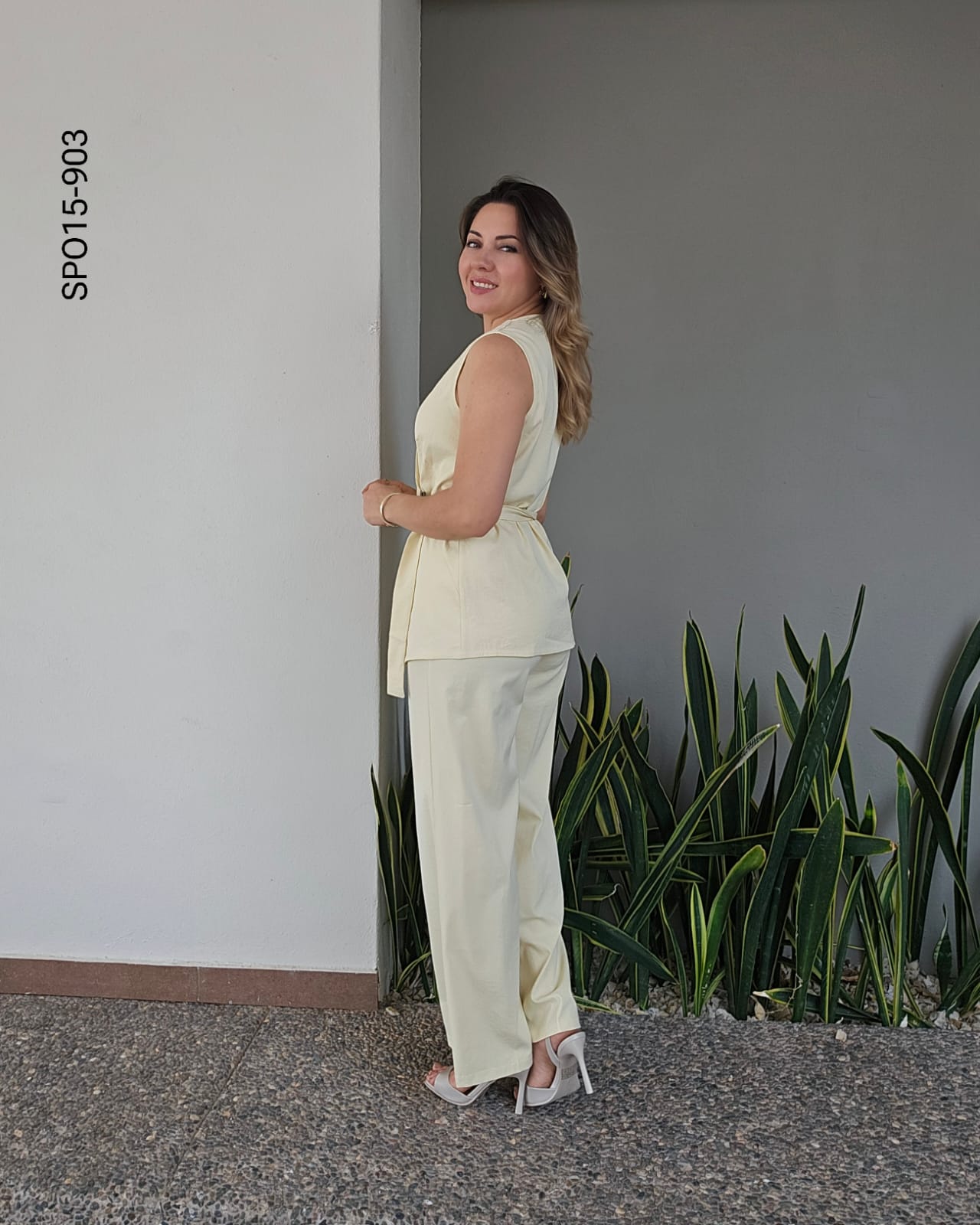 Set de chaleco con hebilla dorada y pantalón O 903