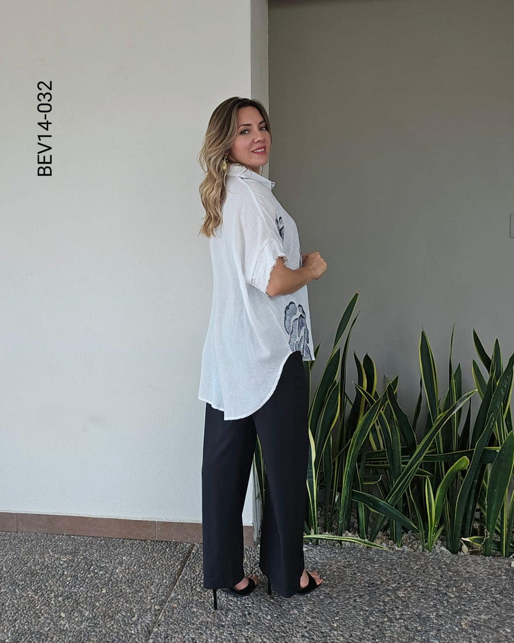 Blusa camisera con mangas en encaje N 032