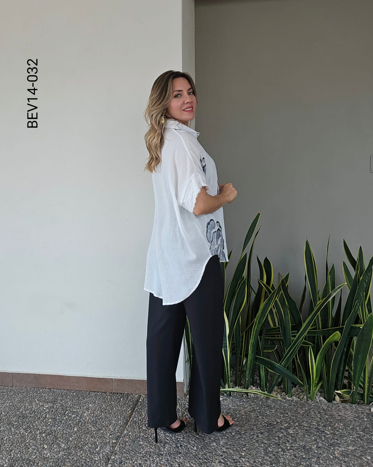 Blusa camisera con mangas en encaje N 032