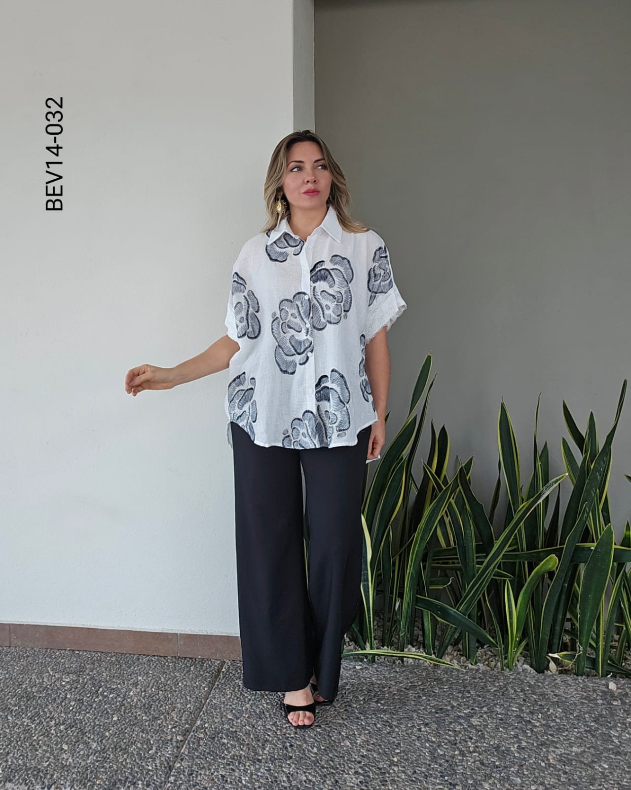 Blusa camisera con mangas en encaje N 032