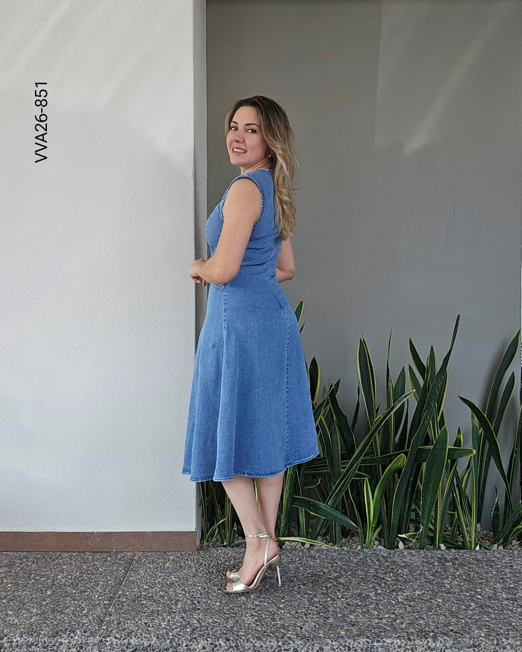 Vestido de mezclilla con botones dorados Z 851