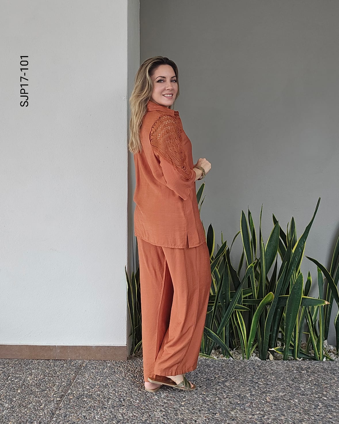 Set de blusa manga tres cuartos y pantalón Q 101