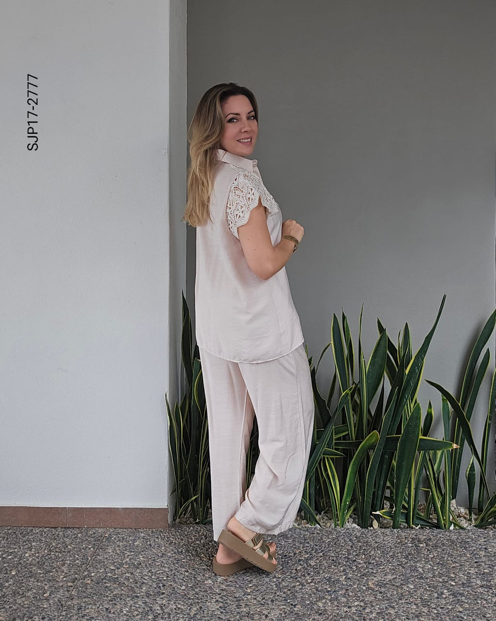 Set de blusa encaje calado y pantalón Q 2777