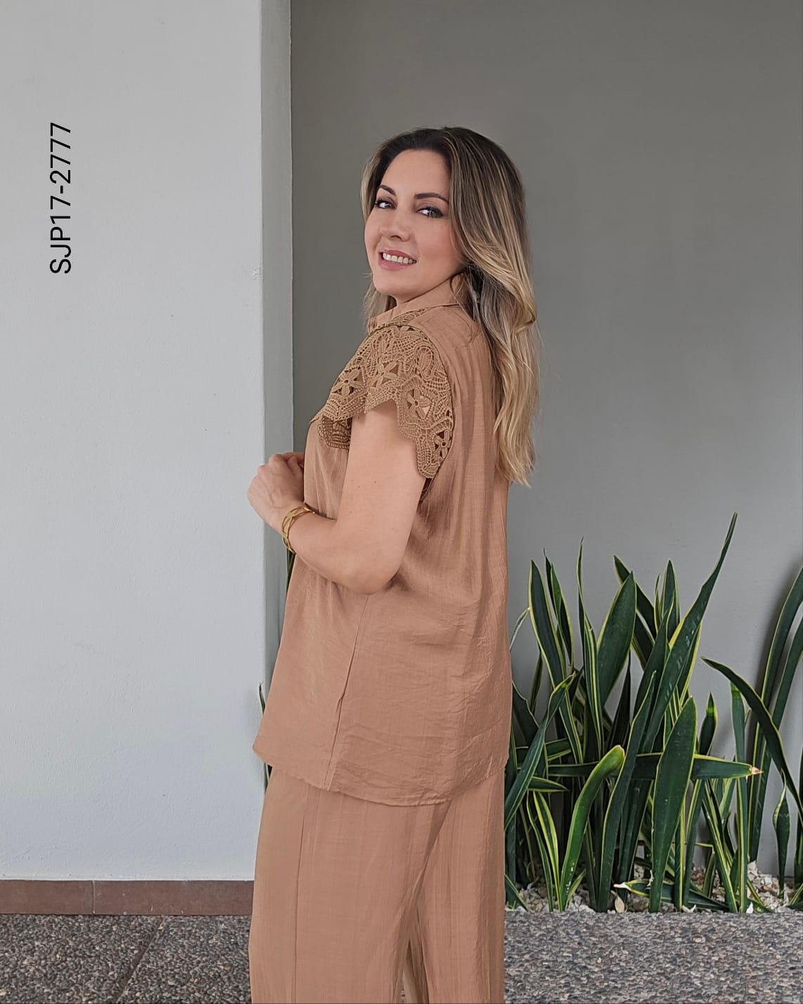 Set de blusa encaje calado y pantalón Q 2777
