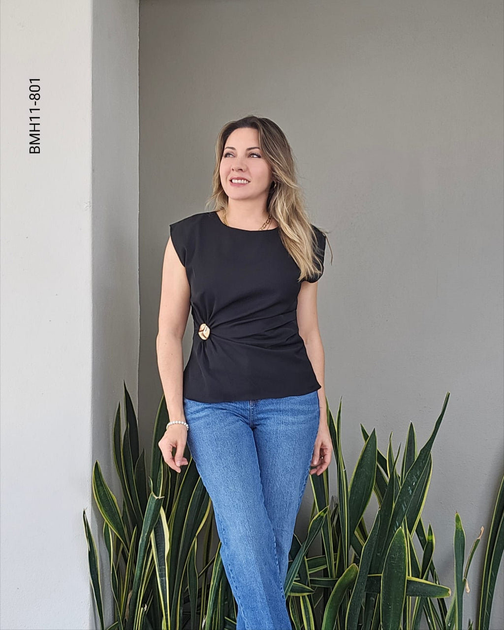 Blusa cullo cerrado sin mangas con broche K 801