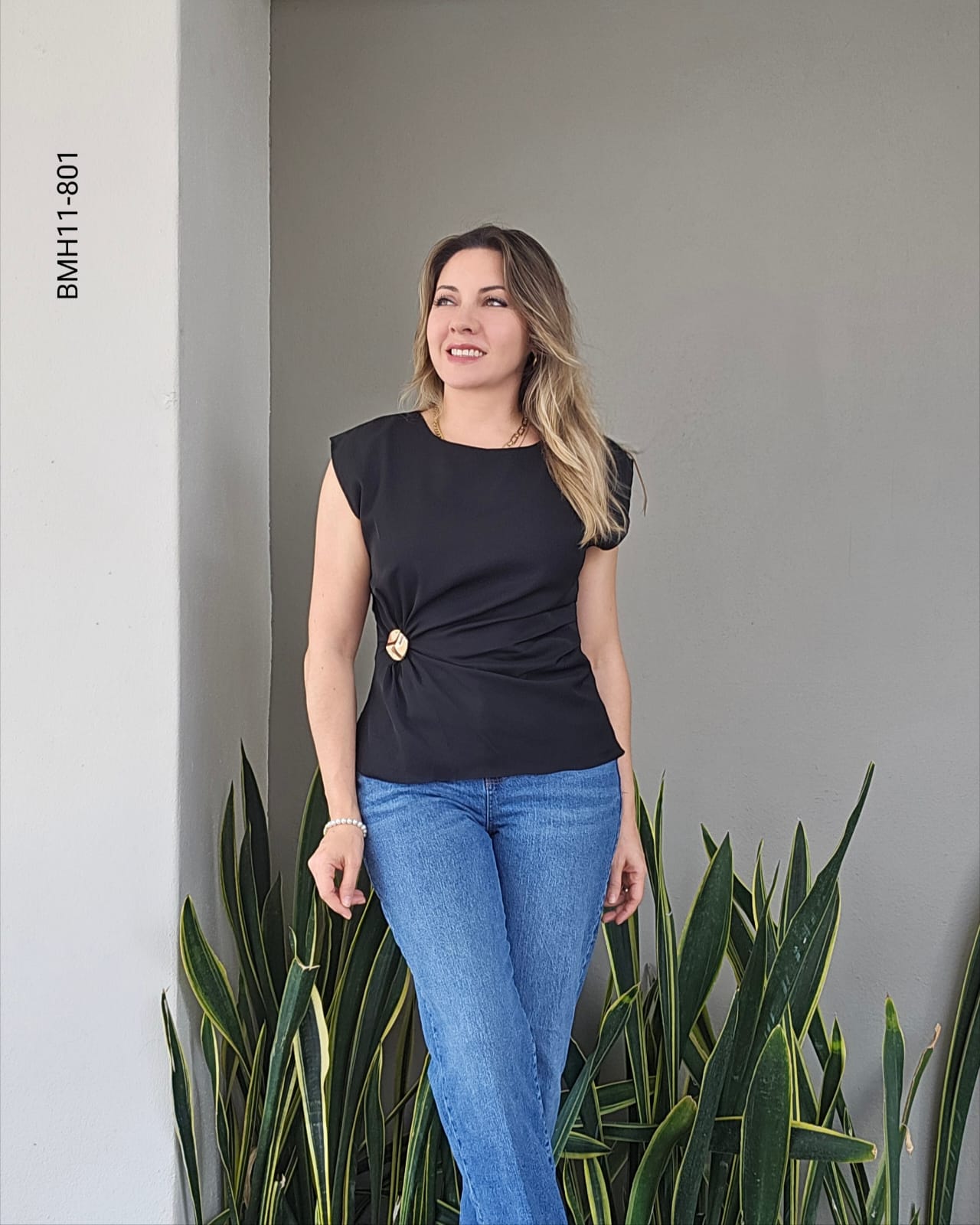Blusa cullo cerrado sin mangas con broche K 801