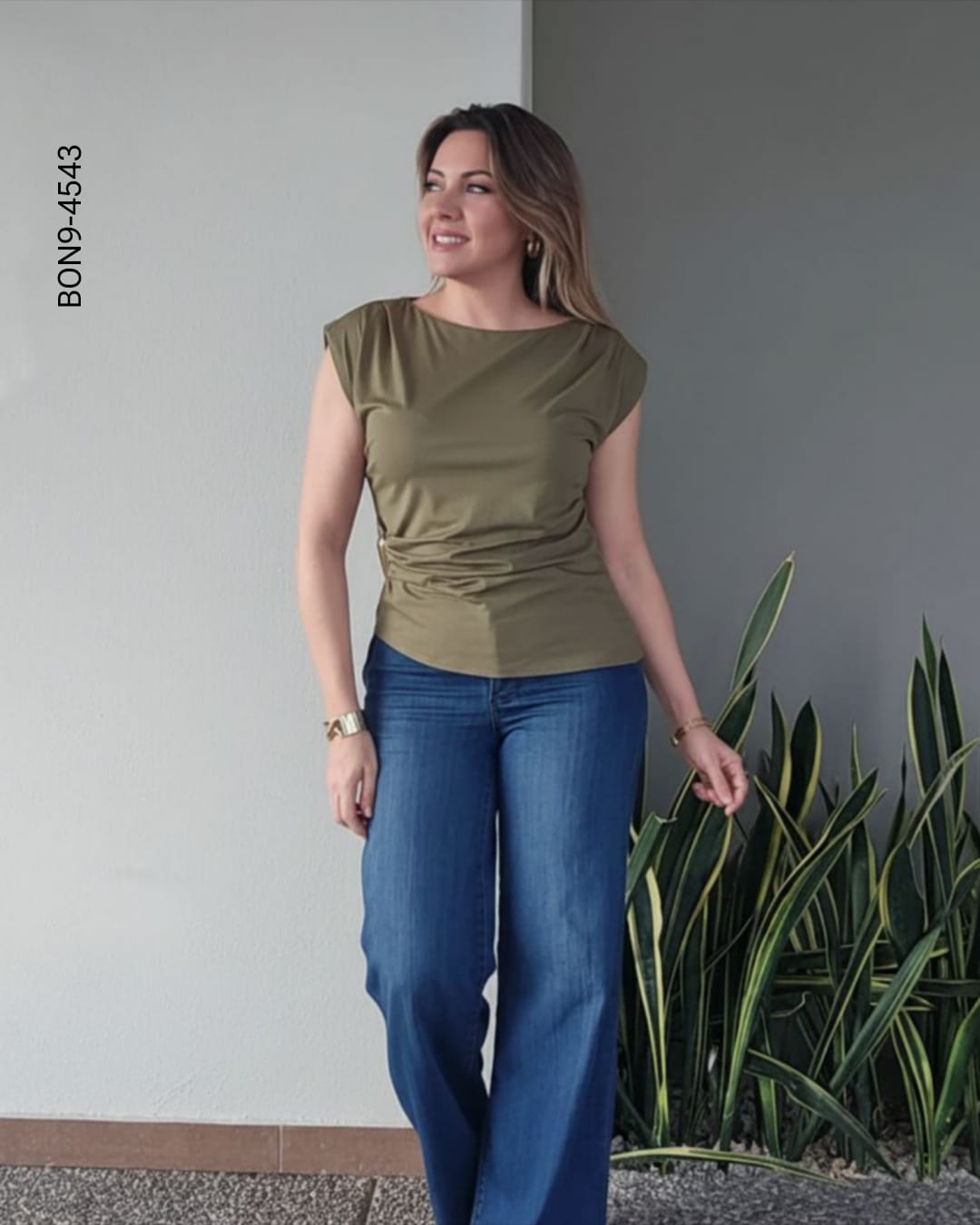 Blusa cuello barco broche dorado I 4543