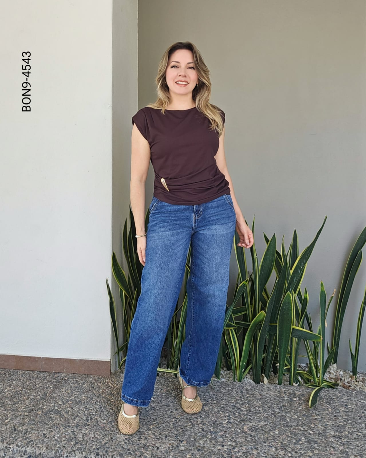 Blusa cuello barco broche dorado I 4543