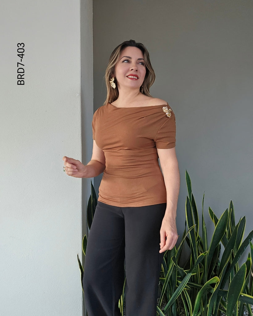 Blusa Drapeada con Broche en Hombro  G 403