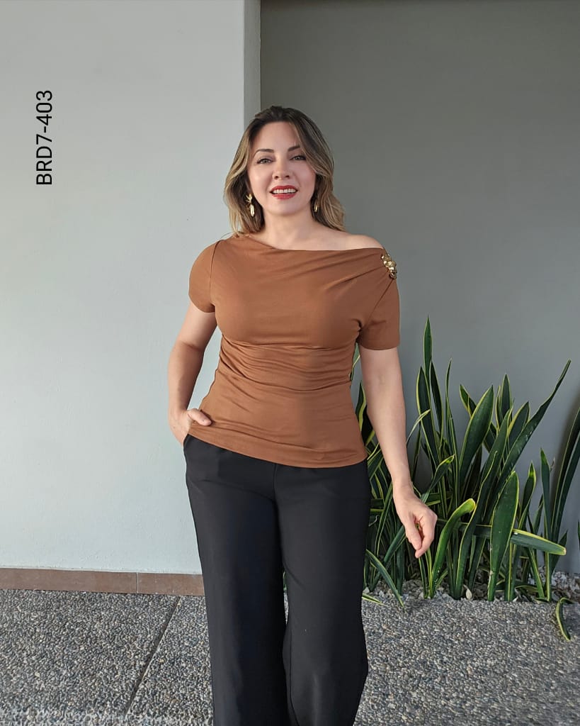Blusa Drapeada con Broche en Hombro  G 403