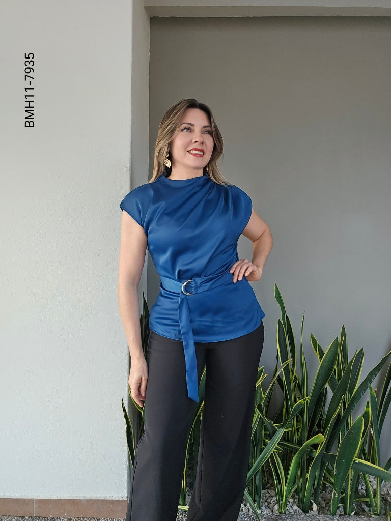 Blusa de Satín con Pliegues Asimétricos y Lazo en Cintura K 7935